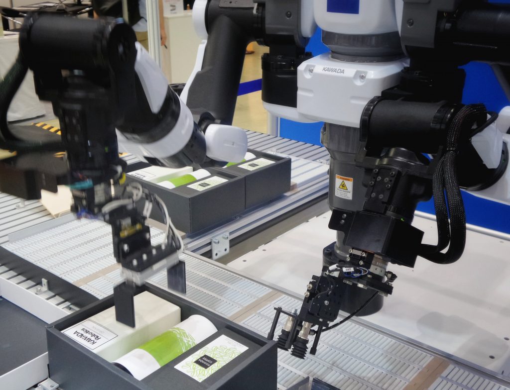 Robot en train d'imprimer des produits