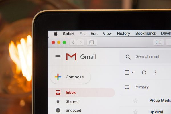 Prospection digitale via email, ordinateur avec gmail ouvert en page